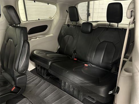 Used 2020 Chrysler Pacifica Touring-L image 22