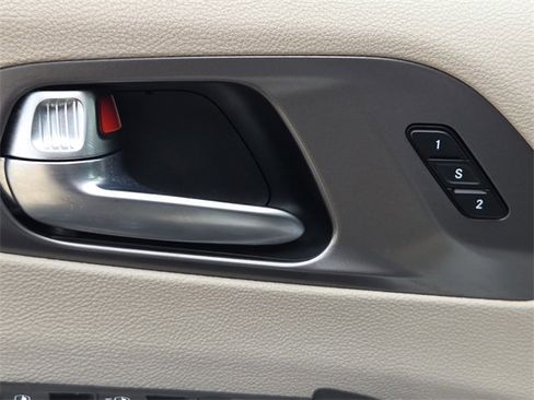 Used 2022 Chrysler Pacifica Touring-L image 19