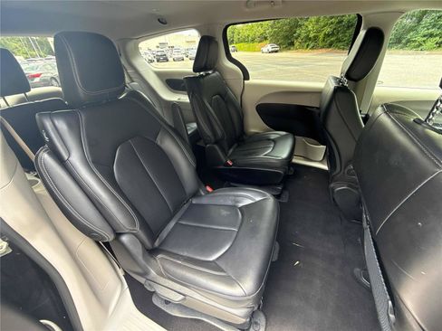 Used 2023 Chrysler Pacifica Touring-L FWD image 30