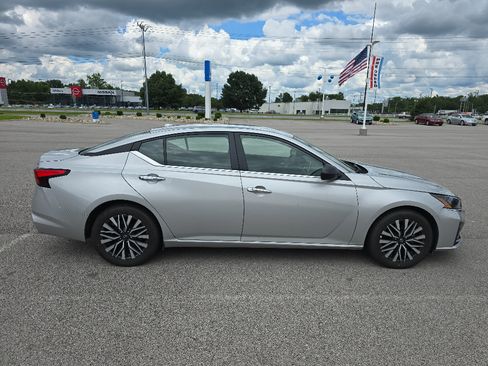 Used 2024 Nissan Altima 2.5 SV FWD image 2