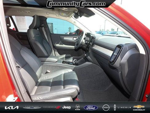 Used 2023 Volvo XC40 B5 Plus image 20