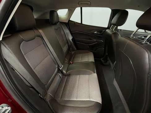 Used 2025 Chevrolet Trax LT w/ LT Convenience Package FWD image 14