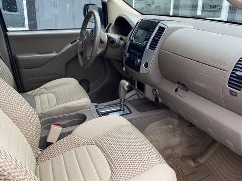 Used 2016 Nissan Frontier SV image 2