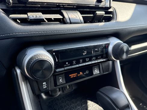 Used 2019 Toyota RAV4 LE AWD/4WD image 19