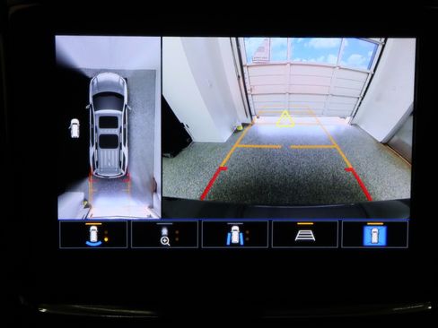 Used 2022 Chevrolet Traverse LT FWD image 21