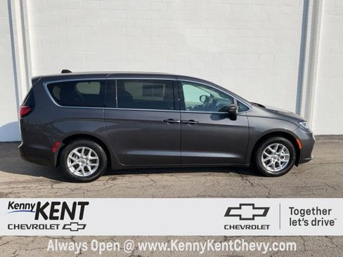 Used 2023 Chrysler Pacifica Touring-L image 3