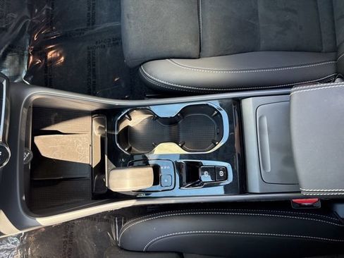 Used 2025 Volvo XC40 B5 Plus AWD/4WD image 22