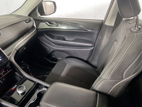 Used 2023 Jeep Grand Cherokee Laredo AWD/4WD image 21