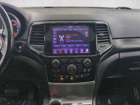 Used 2020 Jeep Grand Cherokee Laredo w/ 18" Wheel & 8.4" Radio Group AWD/4WD image 15