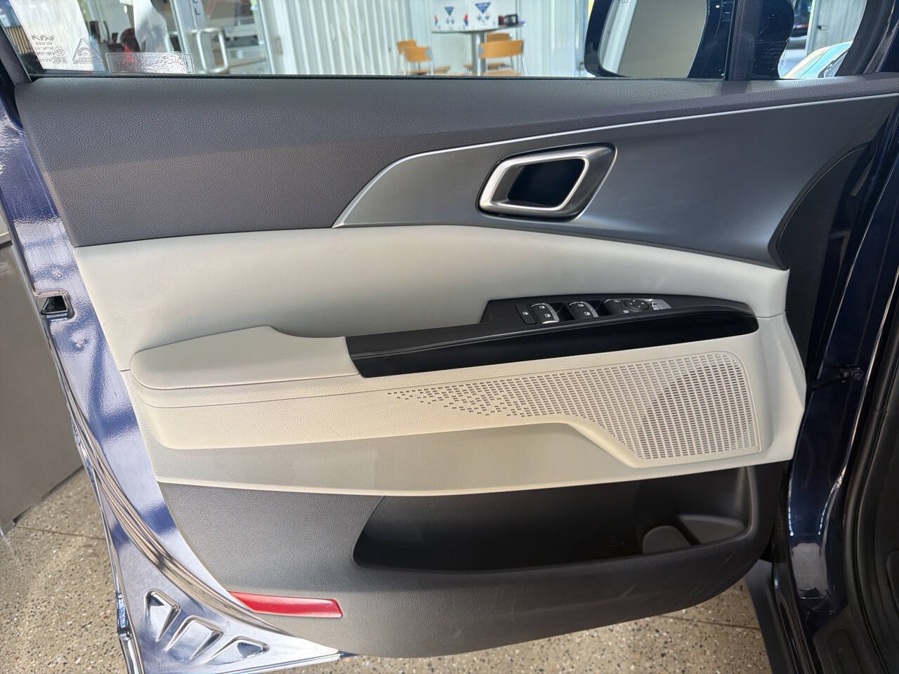 Used 2024 Kia Carnival LX FWD image 17