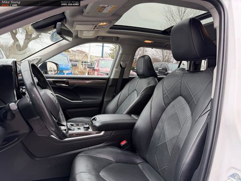 Used 2022 Toyota Highlander Limited image 17