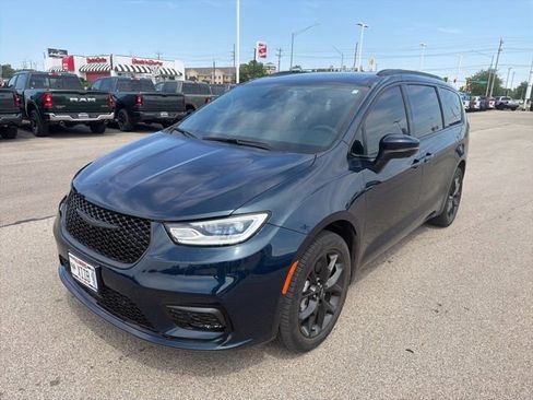 Used 2023 Chrysler Pacifica Touring-L w/ S Appearance Package AWD/4WD image 2