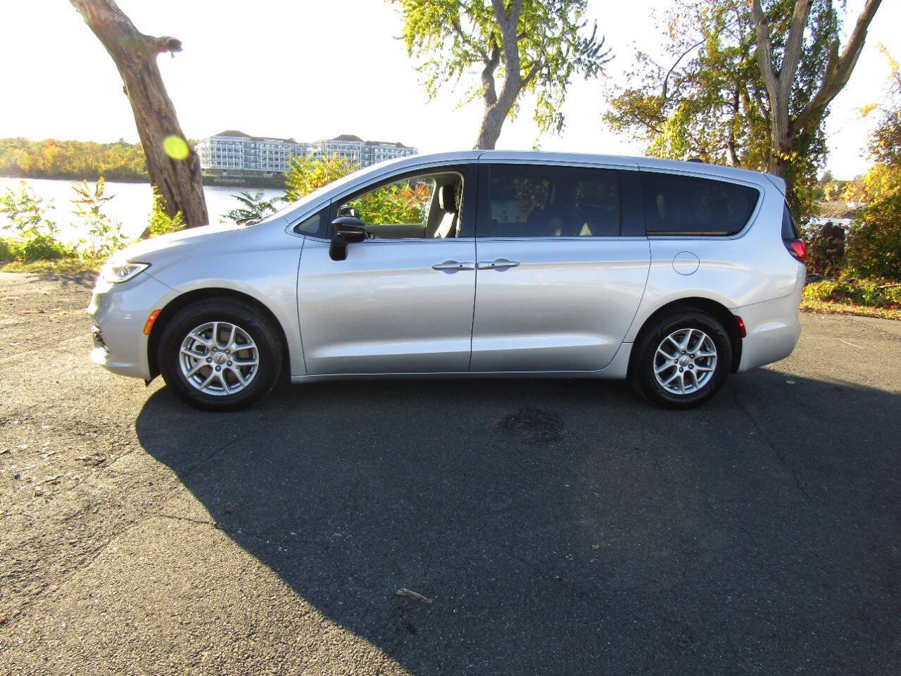 Used 2024 Chrysler Pacifica Touring-L FWD image 4