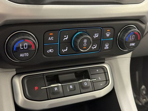 Used 2021 GMC Acadia SLT w/ Technology Package FWD image 18