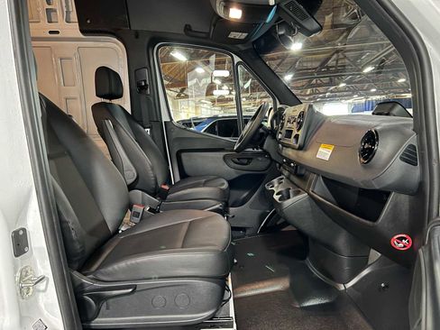 Used 2025 Mercedes-Benz Sprinter 2500 image 11