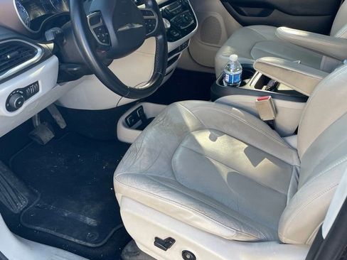 Used 2017 Chrysler Pacifica Touring-L w/ Tire & Wheel Group FWD image 9