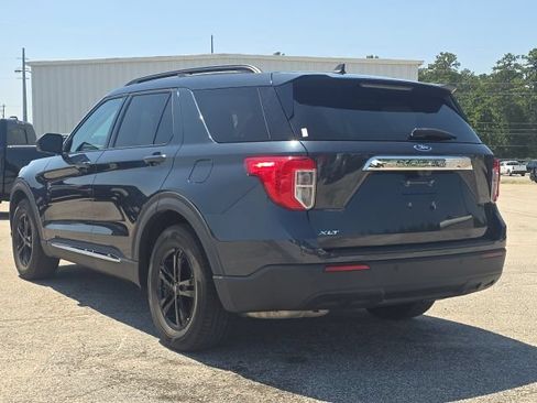 Used 2024 Ford Explorer XLT RWD image 3