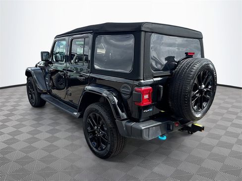 Used 2022 Jeep Wrangler Unlimited Sahara w/ Cold Weather Group image 8