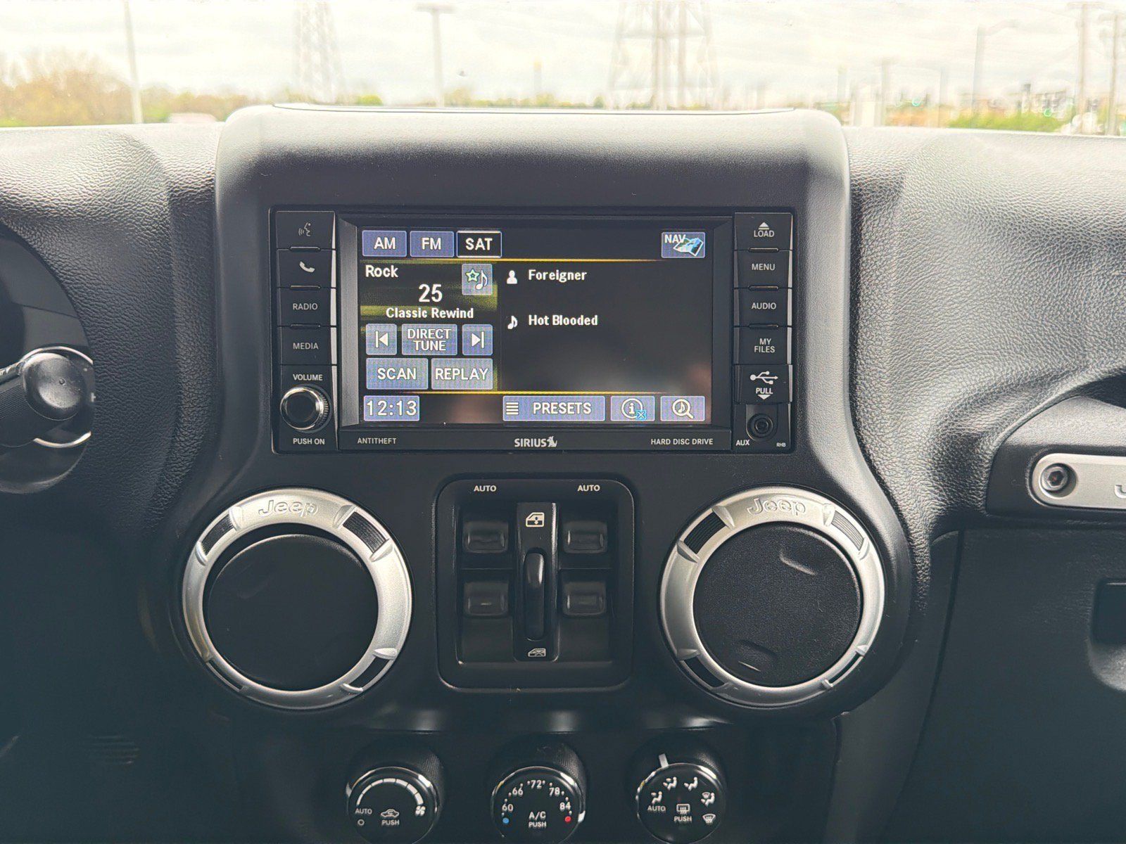 Used 2014 Jeep Wrangler Unlimited Rubicon w/ Connectivity Group AWD/4WD image 17