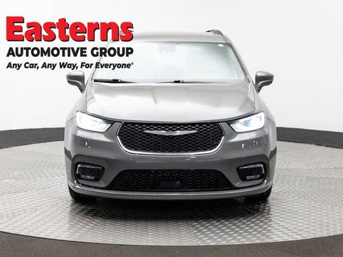 Used 2022 Chrysler Pacifica Touring-L image 2