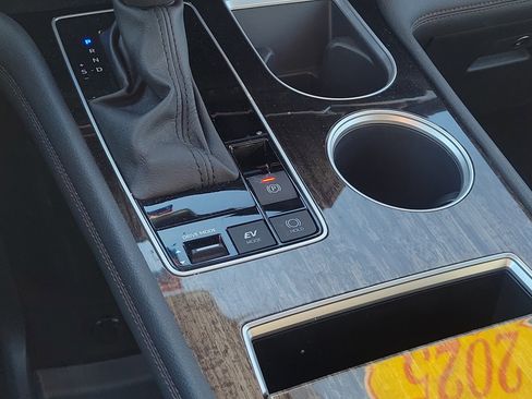 Used 2025 Toyota Sienna Platinum image 30