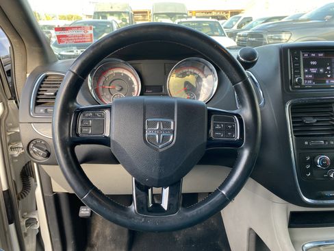 Used 2019 Dodge Grand Caravan SXT image 12