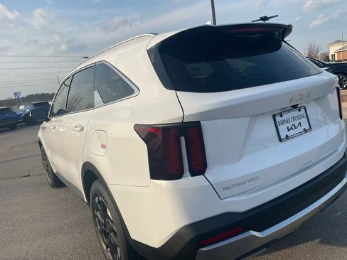 Used 2025 Kia Sorento S image 7