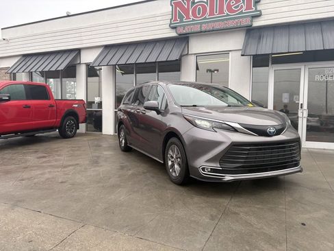 Used 2024 Toyota Sienna XLE image 3