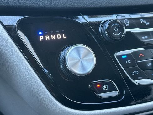 Used 2024 Chrysler Pacifica Touring-L image 18