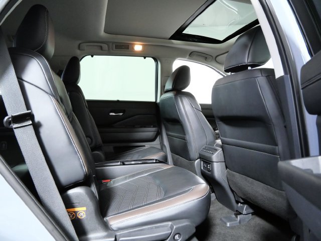 Used 2023 Nissan Pathfinder Platinum AWD/4WD image 13