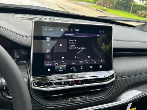New 2025 Jeep Compass Latitude w/ Sun & Sound Group AWD/4WD image 48