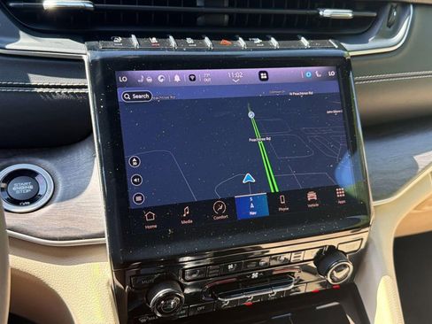 Used 2024 Jeep Grand Cherokee L Limited w/ Luxury Tech Group II image 22