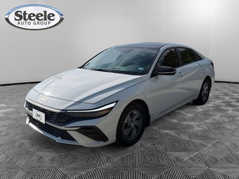 Used 2024 Hyundai Elantra SE FWD image 1