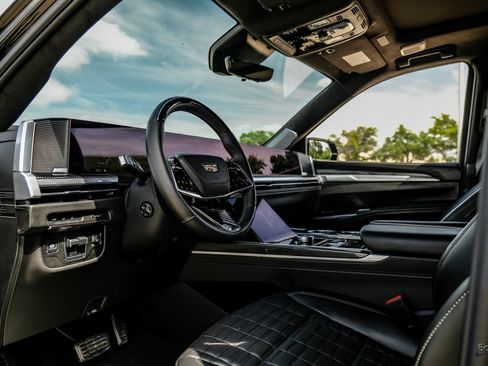 Used 2025 Cadillac Escalade V AWD/4WD image 35