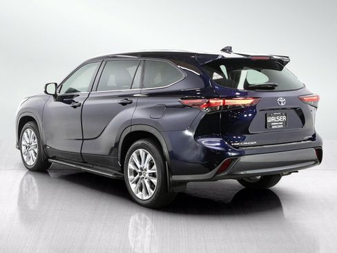 Used 2024 Toyota Highlander Limited AWD/4WD image 3