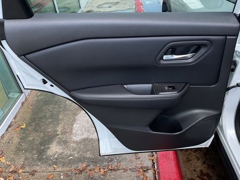 Used 2025 Nissan Rogue SV image 17