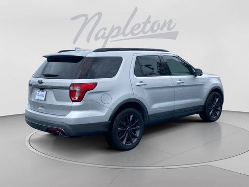 Used 2017 Ford Explorer XLT w/ Equipment Group 202A FWD image 6