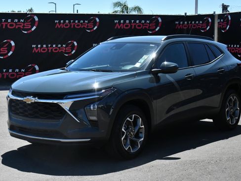 Used 2025 Chevrolet Trax LT FWD image 3