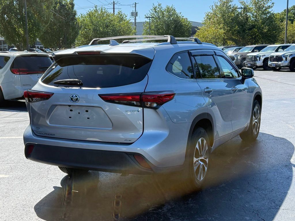 Used 2021 Toyota Highlander XLE AWD/4WD image 7