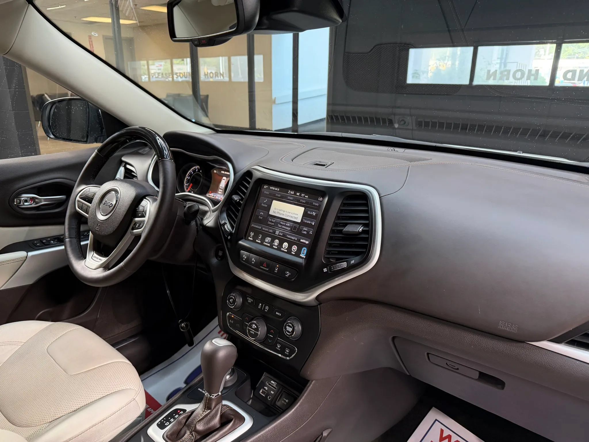 Used 2017 Jeep Cherokee Overland w/ Technology Group AWD/4WD image 30