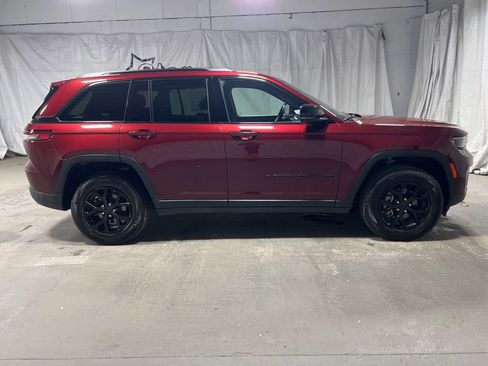 Used 2025 Jeep Grand Cherokee Altitude AWD/4WD image 8