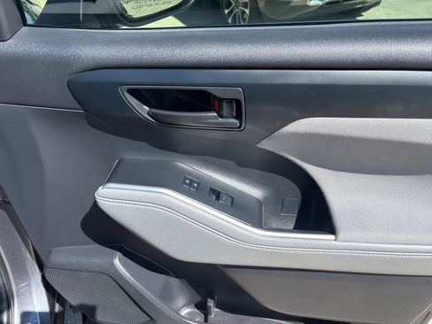 Used 2021 Toyota Highlander LE image 49