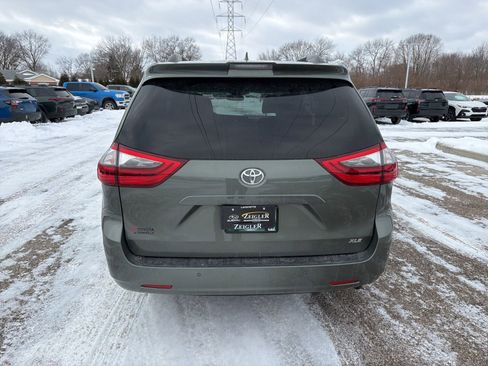 Used 2020 Toyota Sienna XLE w/ XLE Navigation Package image 8