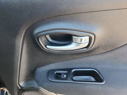 Used 2019 Jeep Renegade Latitude w/ Cold Weather Group image 31