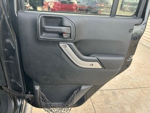 Used 2016 Jeep Wrangler Unlimited Sahara image 17