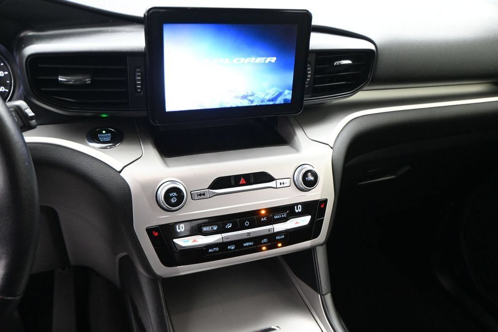 Certified 2021 Ford Explorer XLT RWD image 5