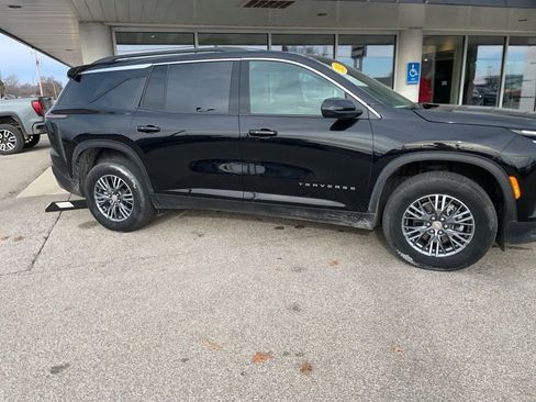 Used 2025 Chevrolet Traverse LT image 2