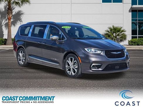Used 2022 Chrysler Pacifica Pinnacle FWD image 3