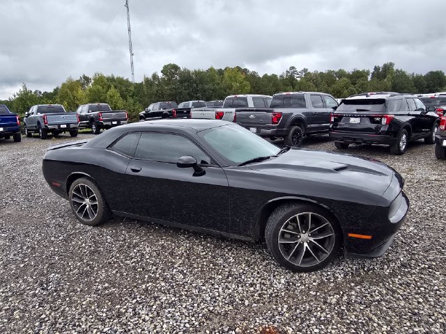 Used 2022 Dodge Challenger SXT RWD image 2