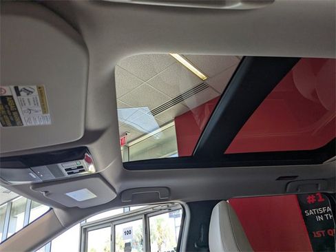 New 2025 Mitsubishi Outlander SE image 19